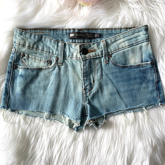 Levi’s Demi Curve Modern Rise Cut Off Shorts - Picture 3 of 6